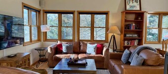 The Red Lady, Cute 2BD in Town!
