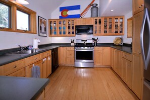 Fridge, microwave, oven, stovetop - The Red Lady, Cute 2BD in Town! (Crested Butte)