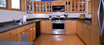 The Red Lady, Cute 2BD in Town!