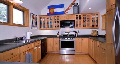 The Red Lady, Cute 2BD in Town!