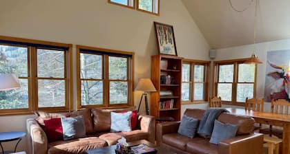 The Red Lady, Cute 2BD in Town!