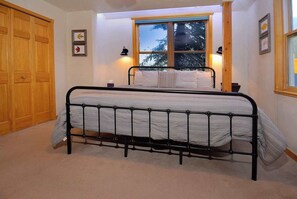 2 bedrooms, iron/ironing board, travel crib, WiFi - The Red Lady, Cute 2BD in Town! (Crested Butte)