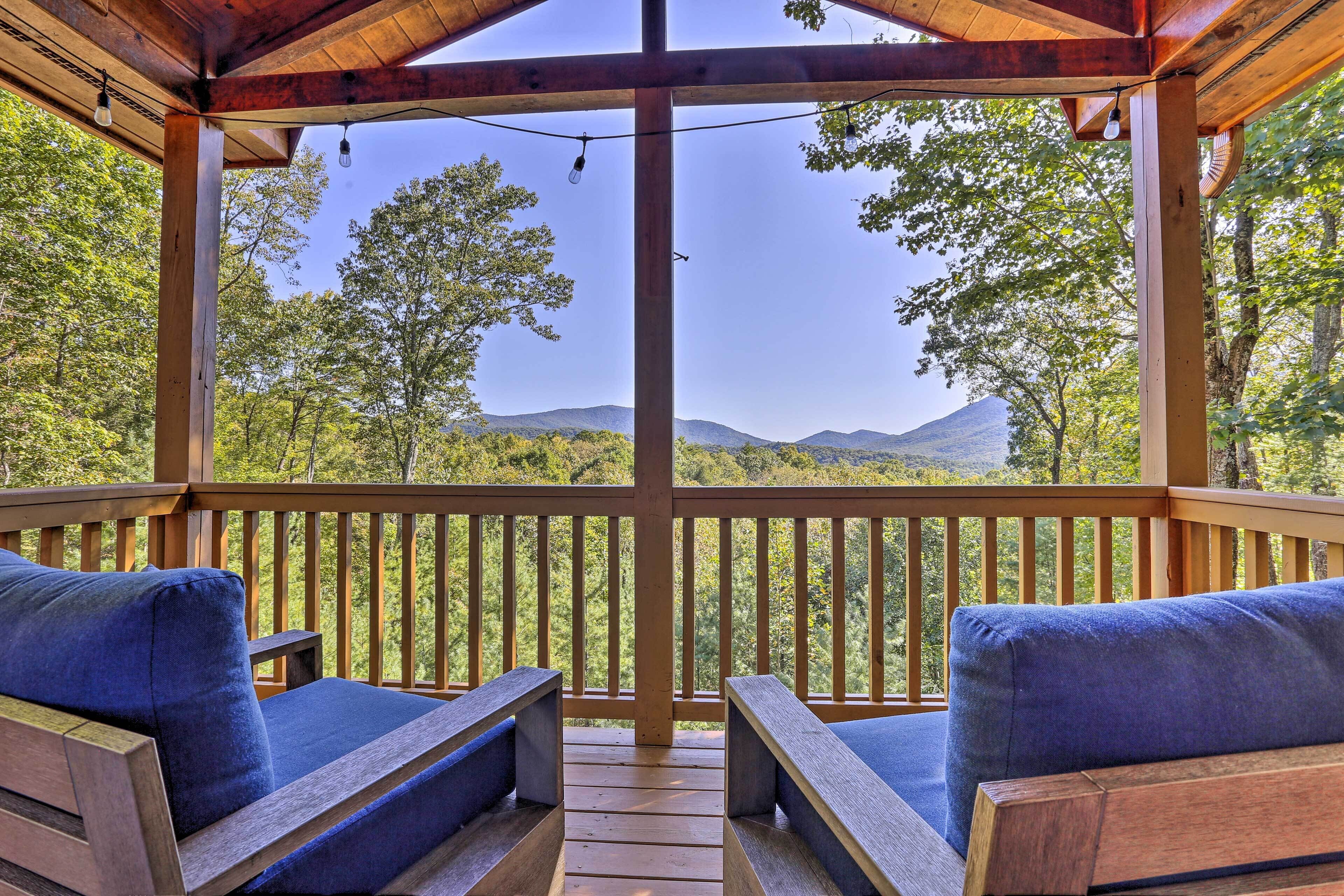 Lovely Log Cabin + Bunkhouse w/ Views & Yard!