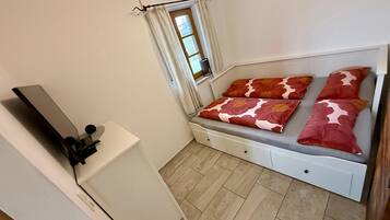 1 bedroom, bed sheets