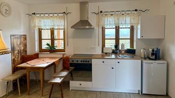 Fridge, oven, stovetop, coffee/tea maker