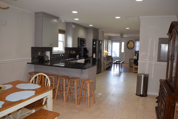 Frigorífico, microondas, horno y placa de cocina