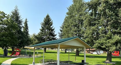 Clean Cozy Family Home near Whitworth University, park,shopping and Mt Spokane