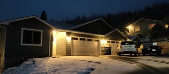 Clean Cozy Family Home near Whitworth University, park,shopping and Mt Spokane
