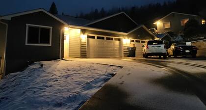 Clean Cozy Family Home near Whitworth University, park,shopping and Mt Spokane