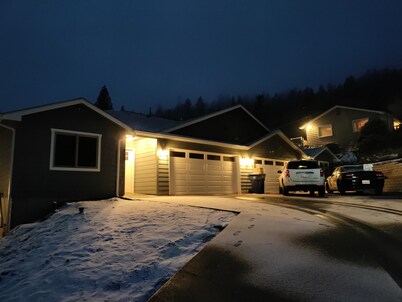 Clean Cozy Family Home near Whitworth University, park,shopping and Mt Spokane