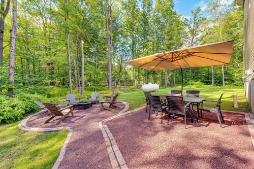 Walk to Beach: Family-Friendly Arrowhead Lake Home