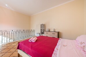 2 habitaciones, tabla de planchar con plancha y ropa de cama 