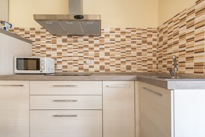 Kühlschrank, Mikrowelle, Herdplatte, Wasserkocher mit Kaffee-/Teezubehör