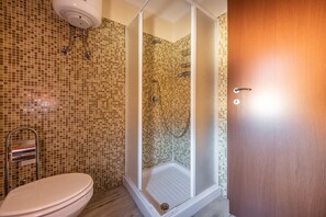 Een douche, een haardroger, handdoeken
