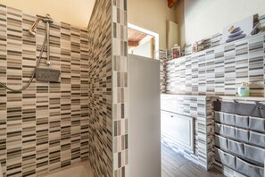 Regadera, secadora de cabello, toallas 