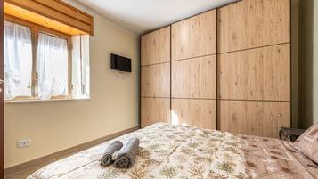 2 bedrooms, iron/ironing board, bed sheets