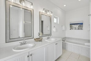 Ensemble douche/baignoire, baignoire Ă jets, sĂšche-cheveux
