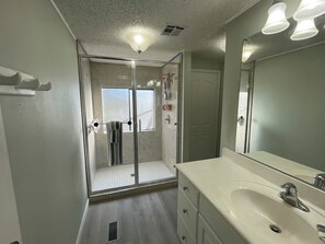 Combined shower/bathtub