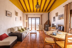 TV, peis, DVD-spiller og stereoanlegg