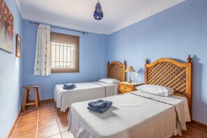 3 chambres, fer et planche à repasser, Wi-Fi gratuit, draps fournis