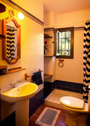 Baignoire, articles de toilette gratuits, sèche-cheveux