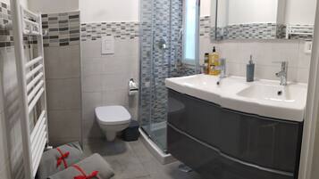 Douche, sĂšche-cheveux, bidet, serviettes fournies