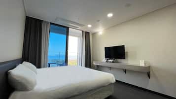 Deluxe King (Park Ocean View) | Premium bedding, free WiFi, bed sheets