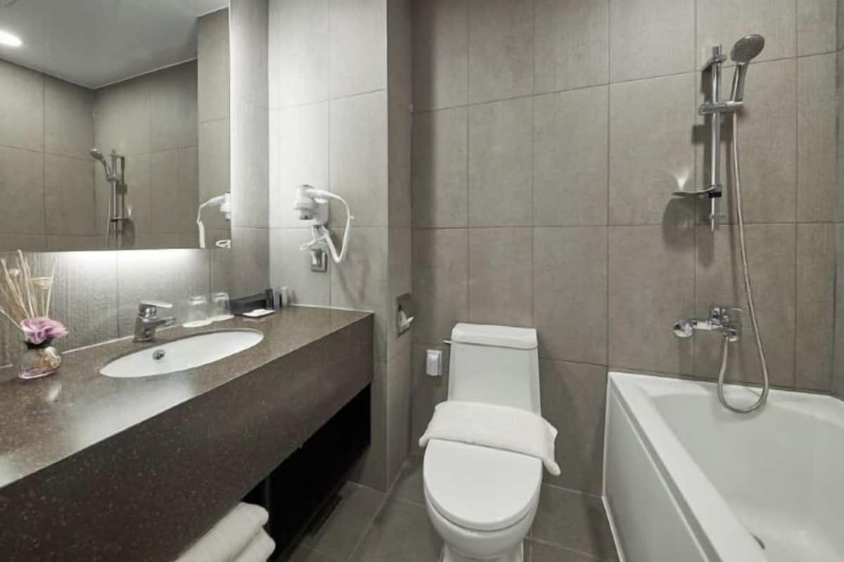 Ensemble douche/baignoire, sĂšche-cheveux, peignoirs, chaussons