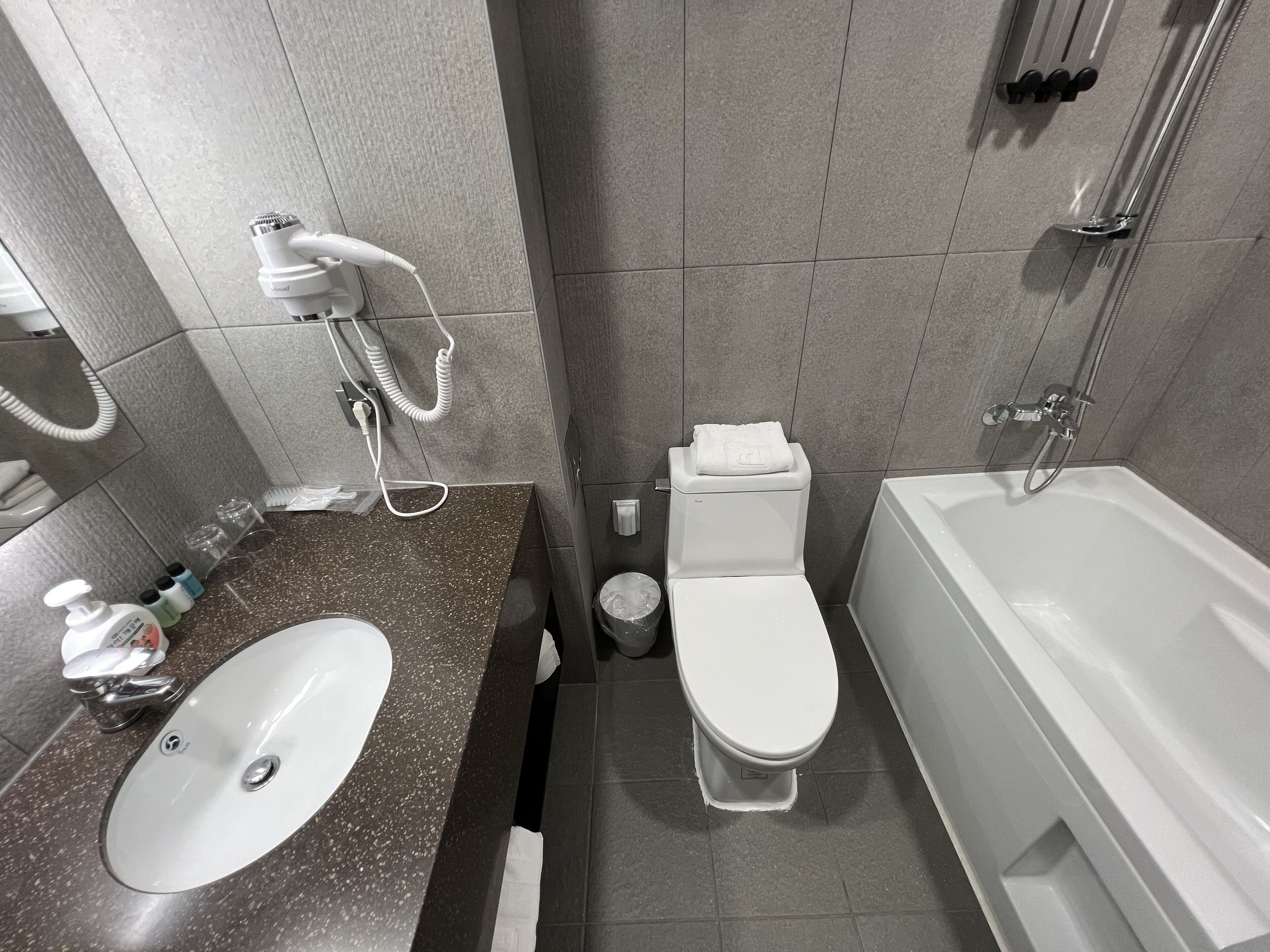 combined shower/bathtub, hair dryer, dressing gowns, slippers