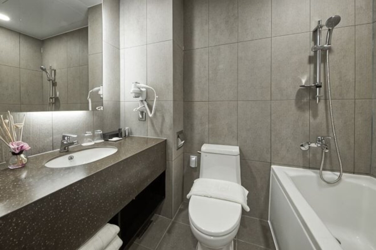 Ein modernes Badezimmer mit Waschbecken, Toilette und Badewanne.