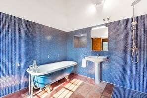 Badekar, hårføner og håndklær