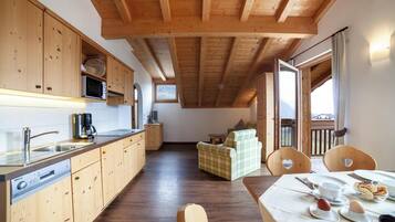 Køleskab, mikrobølgeovn, kogeplade, opvaskemaskine