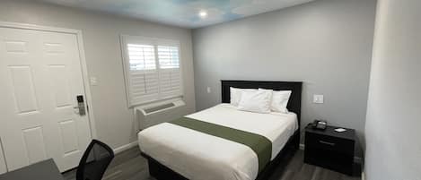 Muebles diferentes, escritorio, wifi gratis y ropa de cama