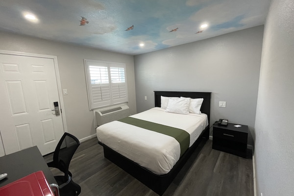 Chambre Simple | Ameublement personnalisé, bureau, Wi-Fi gratuit, draps fournis