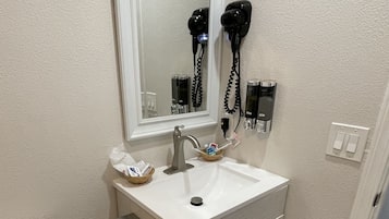 Single Room | Individually furnished, desk, free WiFi, bed sheets