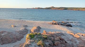 Una spiaggia nelle vicinanze