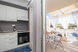 Frigorifero, microonde, forno, piano cottura