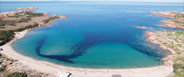 Una spiaggia nelle vicinanze