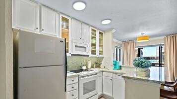 Refrigerador, microondas, lavavajillas y cafetera y tetera