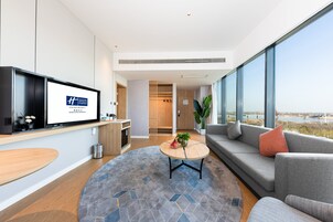 套房, 1 间卧室, 河景 | 1 多间卧室、迷你吧、客房内保险箱、隔音