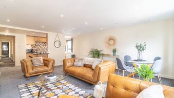 Classic Apartment, Ensuite, City View | Lounge