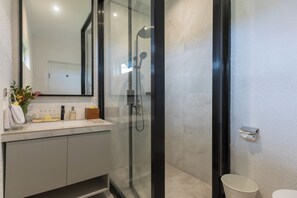 Shower, bathrobes, towels - Villa Haka Jimbaran by Nagisa Bali (Ungasan)