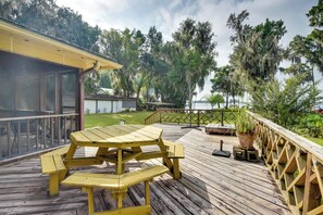 Outdoor dining - 'Pirate Cove' Home in Welaka: Dock & River Access! (Welaka)