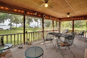 Outdoor dining - 'Pirate Cove' Home in Welaka: Dock & River Access! (Welaka)
