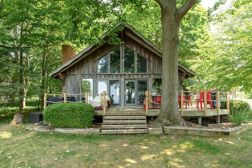 Glenora Bluffs in Glenn: Spacious 5BR home, sleeps 14, near beaches and lakes.