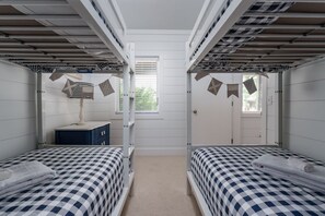 5 bedrooms, iron/ironing board, free WiFi, bed sheets