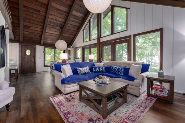 Smart TV, fireplace, books, stereo