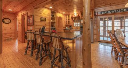 Big Bear Cabin - Cabin Getaway - Private hot tub - Community Pool!
