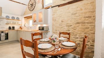 Casa de campo | Cocina privada | Refrigerador, lavavajillas, tetera eléctrica y tostadora