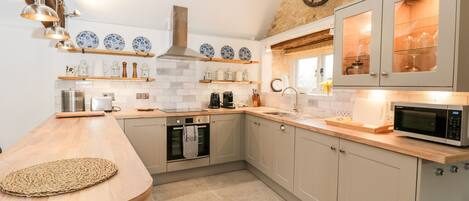Cottage | Private kitchen | Fridge, dishwasher, electric kettle, toaster